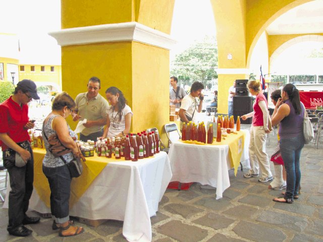  Miel de abeja sigue cautivando el gusto de los costarricenses. Los apicultores mostraron sus productos. cristina Fallas.
