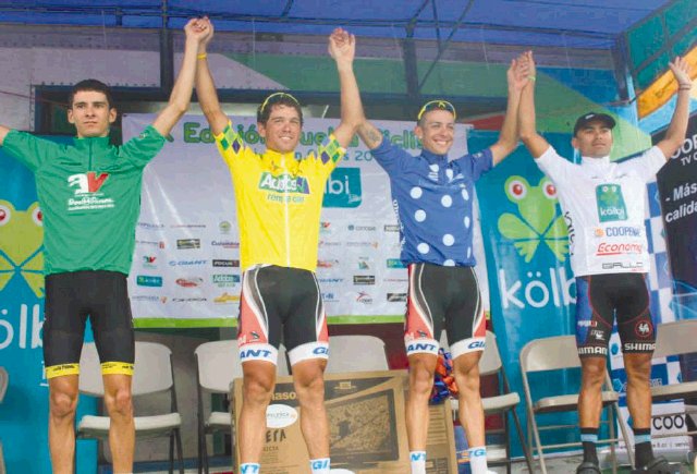 Juan Carlos Rojas revalidó su corona en la Vuelta a San Carlos. El equipo de la Junta de Protección Social - Giant arrasó con el podio. Rojas de amarillo se consagró tricampeón. FECOCI.