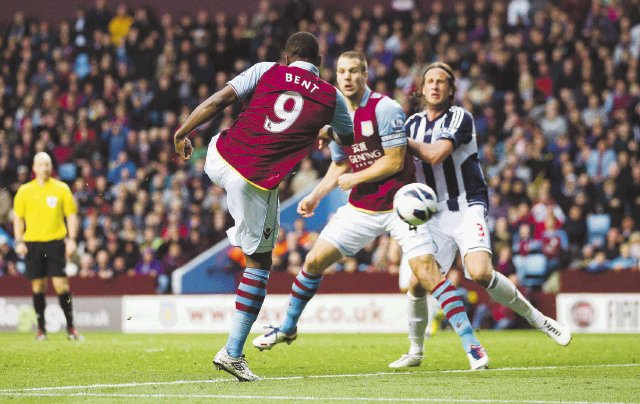 El Aston Villa salva un punto. En esta acción, Darrent Bent al minuto 80, le dio el empate a uno a los “Villanos” frente al West Bromwich Albion.AP