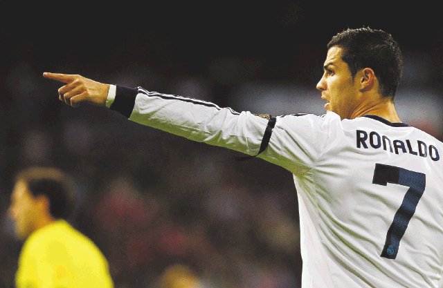 Real Madrid vapulea 5-1 a La Coruña; CR7 anota triplete. Cristiano Ronaldo apunta sus dardos hacia el Camp NouAP.