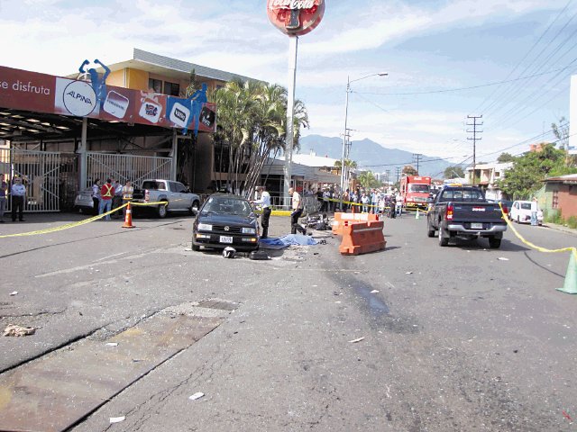  Motociclista muere al chocar contra muro. El viernes el motociclista Hernán Umaña falleció al colisionar contra un automóvil al frente de la Coca Cola en Calle Blancos. Archivo.