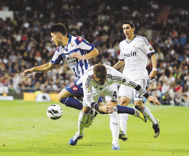 Sergio Ramos aún no piensa en el Barça. Ramos fue superado en la banda derecha merengue.AFP.