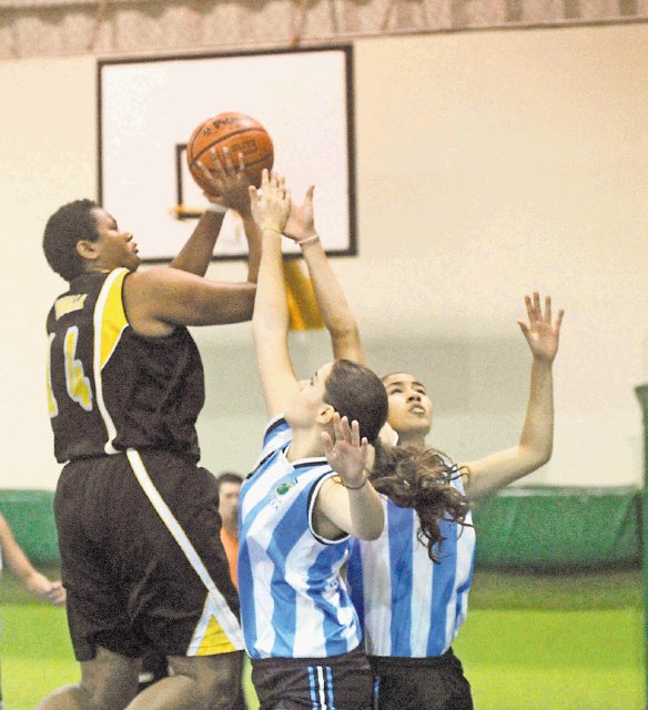 Baloncesto femenino: Coronado pentacampeón nacional. Zeyda Zorilla (14) la panameña marcó antenoche la diferencia debajo de los tableros por su estatura y fortaleza.José Rivera
