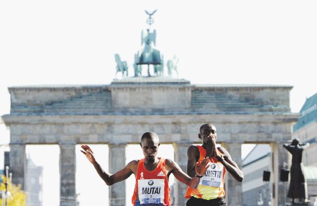 Keniano ganó maratón de Berlín. Festejó en Berlín. EFE.