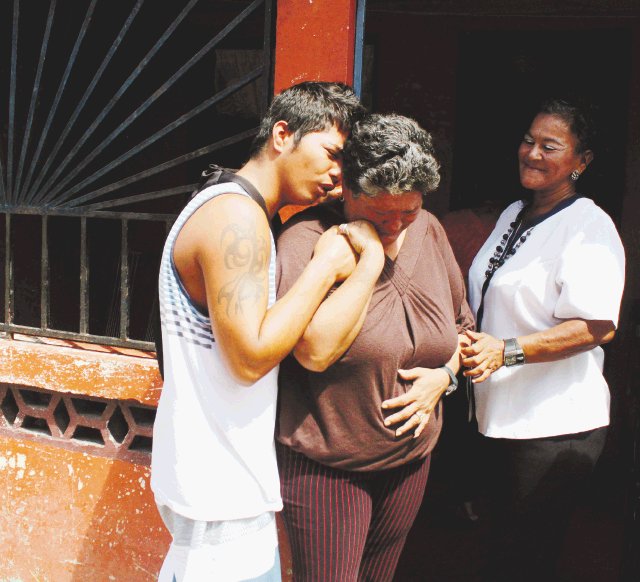  Familias lloran a sus jóvenes muertos. Mildred Araya era consolada ayer por familiares previo al sepelio de su hijo. Andrés Garita.