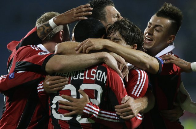 Abbiati resguarda la victoria del Milán y salva el puesto de Allegri. Jugadores del AC Milan celebran uno de sus goles ante el Zenit durante el juego de hoy. AP.