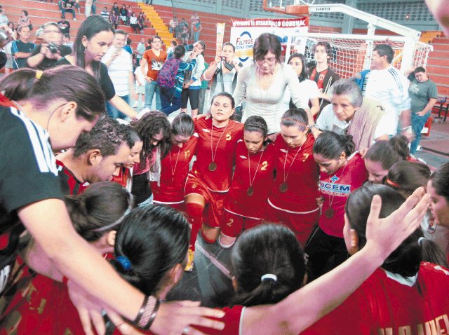  “Desde las gradas nada es fácil”. Las erizas le dieron gracias a Dios por el campeonato. Adriana Chacón.