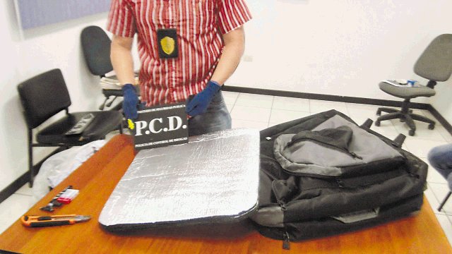 Mexicano llevaba cocaína en doble forro. El mexicano intentó burlar el puesto policial con dos kilos y medio de cocaína. Cortesía MSP.