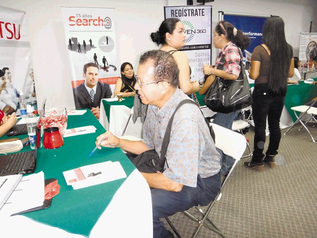  Miles prueban suerte en ferias de empleo. Clarence Valentine de 70 años consultaba ayer. Herlen Gutiérrez.