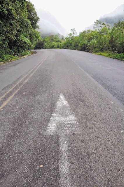  Muertes en ruta a Limón obligan a señalizarla. En varios puntos de la vía hay señales borrosas. Carlos Borbón.