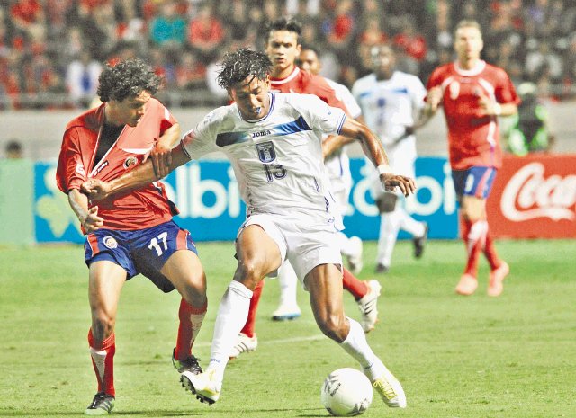 Carlo Costly, delantero de Honduras, es amenazado de muerte. El jugador publicó en su cuenta la amenaza recibida. Foto: H. Harley.