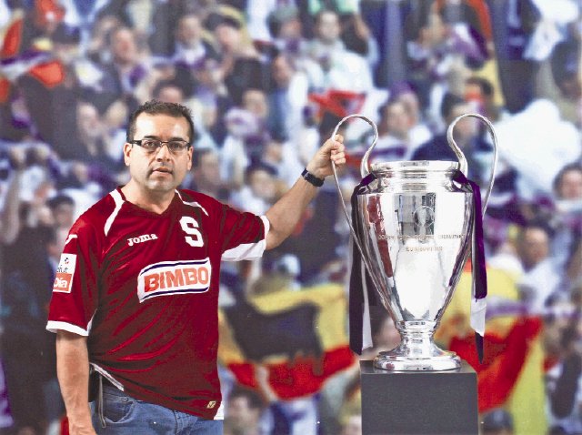 Rincón del fan. Con la “orejona”. Francisco Castro fue parte del Tour Bernabéu y aprovechó para sacarse una foto con la copa de la Champions League. Posó con la camisa del equipo de sus amores.