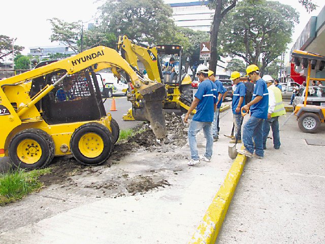  Primer paso para “zona rosa” en Paseo Colón. La maquinaria empezó a trabajar ayer en las inmediaciones del Banco Nacional. cristina Fallas.