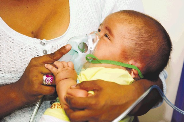  Costa Rica es país con más asma en el mundo . Darlin Ortiz tenía a su hijo enfermo ayer. Abelardo Fonseca.