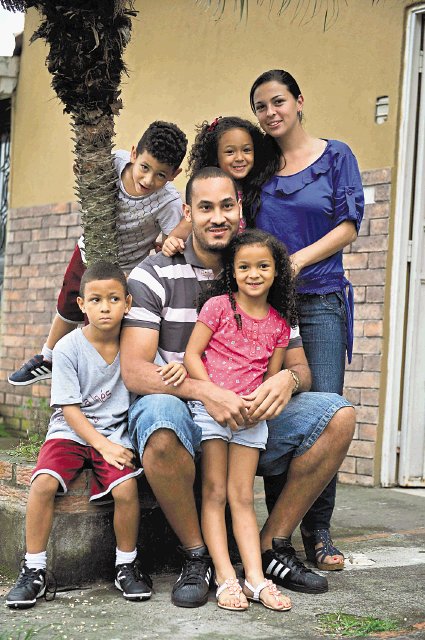  Mejor pagados que los futbolistas. Amir Alvarado con su familia ayer por la tarde. Las dos parejas de gemelos y su esposa.Otárola.