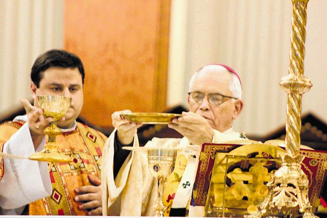  Llamado a conversión marca inicio de año de fe. El Año de la Fe se extiende hasta el 24 de noviembre del 2013. Monseñor Barrantes pide a todos más oración. Alejandra Barrantes.