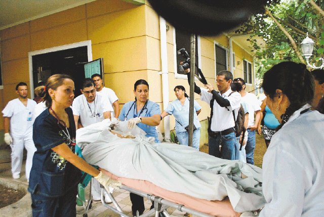  A uno lo acaban de un balazo, a otro con puñal. Jefrey Quirós López recibió un balazo en la cabeza y fue trasladado con vida a un hospital, donde falleció. A. Garita.