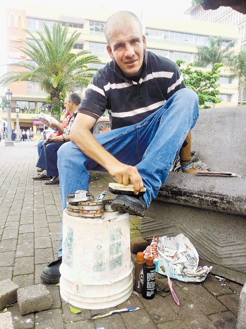 “Pocos se apuntan en la limpiada de zapatos. El trabajo está cada vez más duro, la plata no se ve”, dice. Foto: N. Aguilar