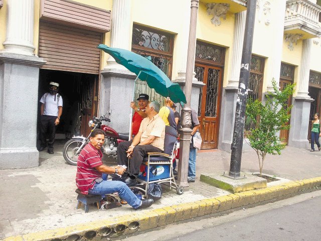 Ernesto Navarro reconoce que ya nadie quiere ser limpiabotas. “Ahora los jóvenes pueden estudiar”, afirma. Foto: Nicolás Aguilar