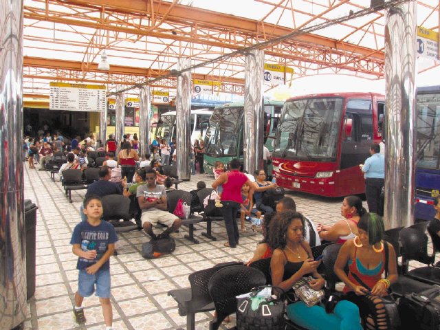  Terminales llenas por feriado. Las paradas de buses se veían a reventar ayer debido a los muchos viajeros que aprovecharon el lunes libre.wa-chong.