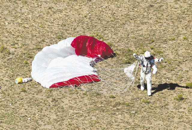 Felix Baumgartner se lanza al vacío desde 39.068 metros de altura. La transmisión del evento paralizó el mundo. Foto: AFP.