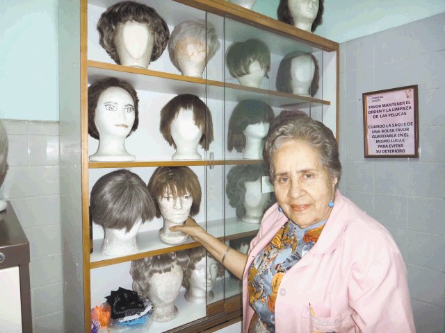 Cordero muestra algunas de las pelucas. Foto: Herlen Gutiérrez.