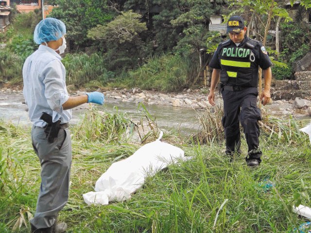  Encuentran a hombre fallecido en río. Las autoridades desconocen la identidad del fallecido. El cuerpo fue envuelto y llevado a la morgue. Herlen Gutiérrez.