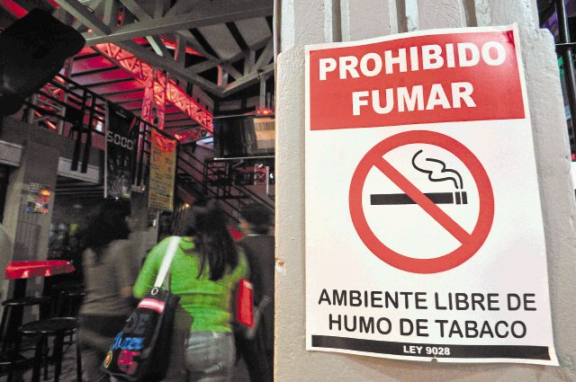  Salud investiga denuncias. La multa por fumar en bares, restaurantes y otros es de ¢36 mil. Archivo.