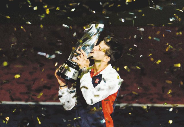  Djokovic como el Ave Fénix. Djokovic alcanzó el título número 32 de su carrera y es el primer tenista de la historia en ganar siete Másters 1000 diferentes.EFE