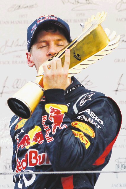  Vettel ya ve por debajo a Alonso. El alemán mostró todo su sentimiento al besar el trofeo que lo acreditó ganador en Corea.EFE