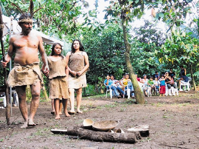  Festival resalta a Malekus. Una obra de teatro evidenció la herencia cultural que el grupo de indígenas deja en nuestro país. Edgar Chinchilla.