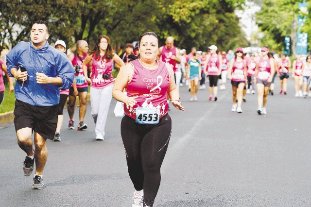  Un “sprint” contra el cáncer. Unos 5.500 atletas participaron ayer en la competencia “Corre por mí”, para ayudar a atender a mujeres con cáncer. G. Anrango.