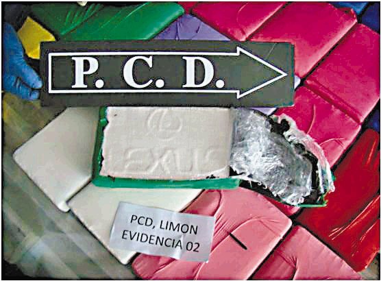  PCD halla droga en globos de colores Dentro habían 119 paquetes de cocaína