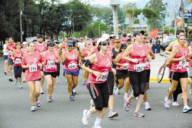  Con la rosada bien puesta. Miles de atletas tiñeron La Sabana de rosado. Meylin Aguilera.