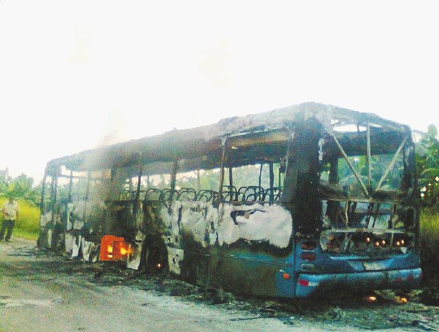  Llamas consumieron autobús en Sarapiquí. La unidad se quemó en menos de cinco minutos.R. Montero.