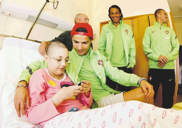  Ronaldo será del club de los “100”. Ronaldo realizó con sus compañeros una visita al Instituto de Oncología de Oporto.EFE.