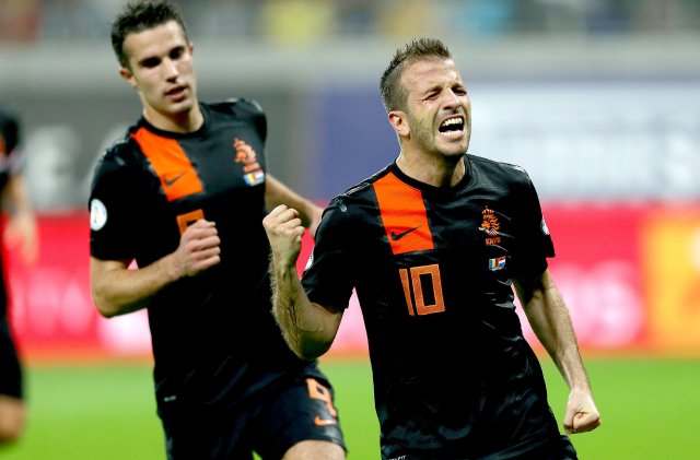 Holanda no tuvo piedad de Rumania. Rafael Van Der Vaart celebró así su gol. afp
