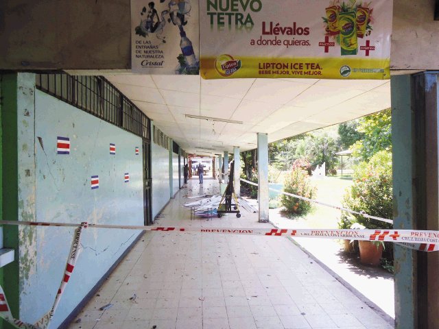  Giran dinero para demoler escuelas. Este pabellón en la escuela María Leal Rodríguez, en Santa Cruz, debe ser demolido por los daños que presenta. cinthya Bran.