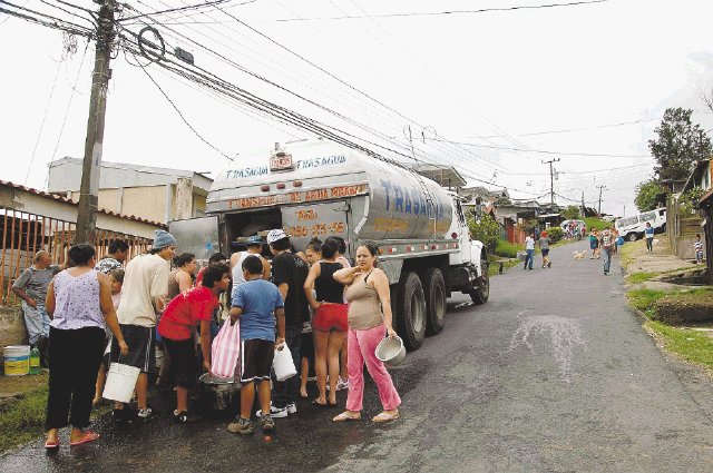  Hoy se restablecería agua. Ayer camiones cisternas suministraban agua. Jorge Calderón.