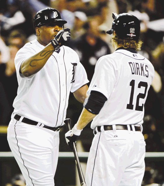  Tigres acarician la Serie. Delmon Young (izquierda) de los Tigres celebra su jonrón de anoche con Andy Dirks. EFE.