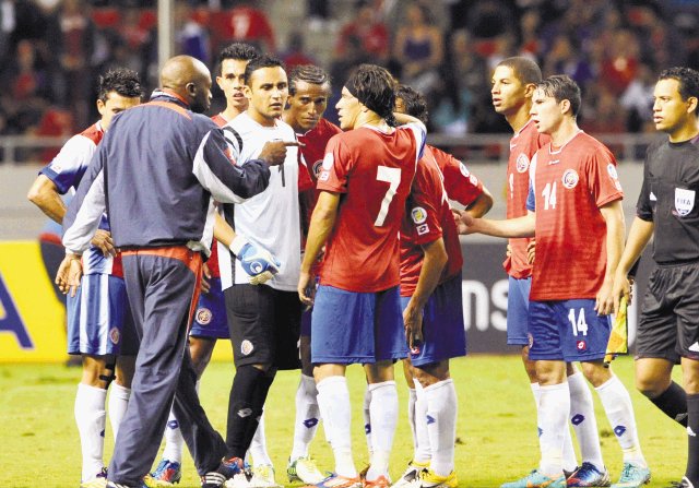  “La afición fue muy injusta”. Wanchope estuvo muy metido con los jugadores durante el compromiso. Carlos Borbón.
