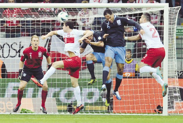  Hart asume culpa por gol. El portero inglés Hart (al fondo), fue el villano en el gol de Polonia. “Fue mi culpa, nos costó dos puntos”, reconoció.AFP