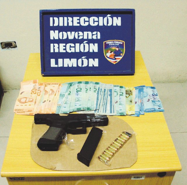  Recuperan en Limón pistola robada en Polini. La pistola fue entregada ayer a la Fiscalía limonense. Prensa MSP.