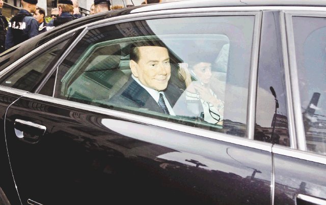  Negó fiestas sexuales Exprimer ministro italiano Silvio Berlusconi, acusado de prostitución de menor