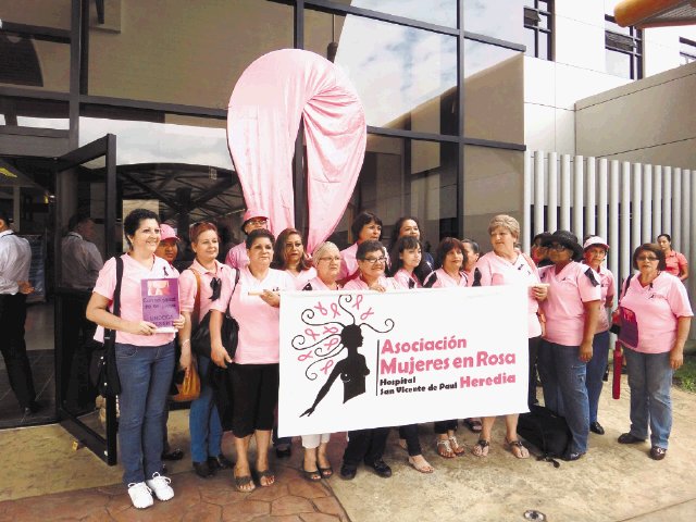  50 mil mujeres esperan por una mamografía en centros médicos. Este grupo de mujeres protestó ayer en el hospital de Heredia, contra la presa de mamografías.Herlen Gutiérrez.