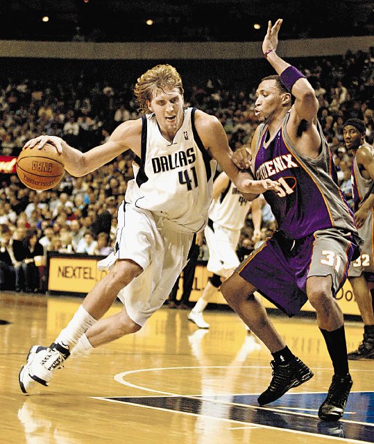  Nowitzki fuera seis semanas. El jugador más valioso de la final de la NBA de 2011 también presentó problemas de rodilla al inicio de la temporada pasada.AFP