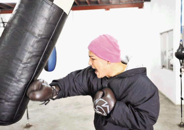  “Tiquito” contra el tiempo. Bryan “Tiquito” Vásquez se recuperó de su lesión en su mano derecha y redobla esfuerzos para el combate con Uchiyama.Archivo.