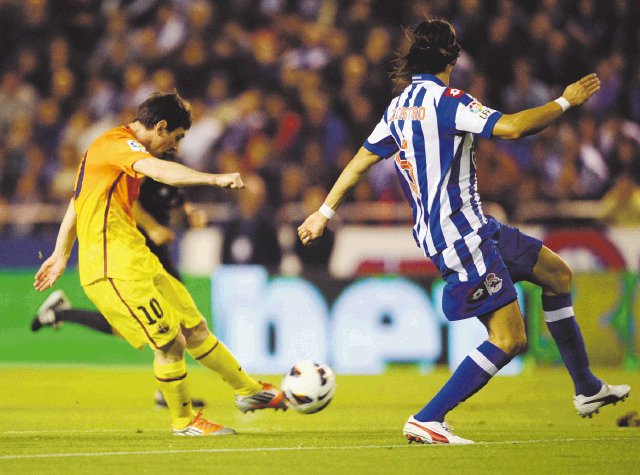 Vendaval de goles en Riazor. Messi se convirtió en el primer jugador en toda la historia del Barcelona que logra 15 “hat-tricks” en liga. Foto: AFP.