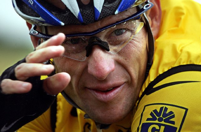 Federación pide a Armstrong que devuelva dinero de premios. 