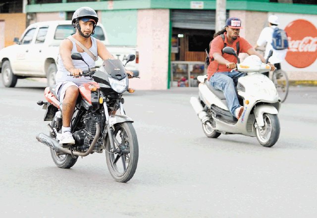  Nuevas reglas de ley de tránsito regirán mañana. Los motociclistas deberán andar las luces encendidas durante todo el día. Manuel Vega.